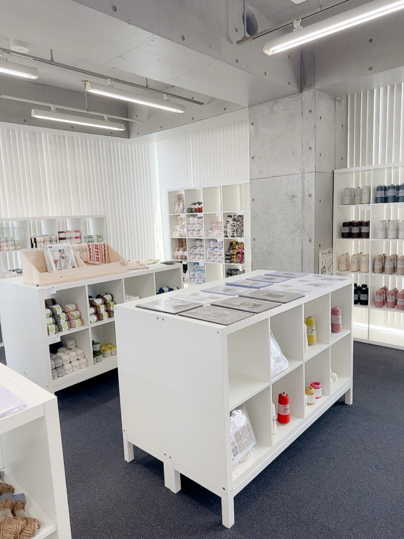 Knit Shelfの店内。棚に色とりどりの毛糸が並ぶ様子
