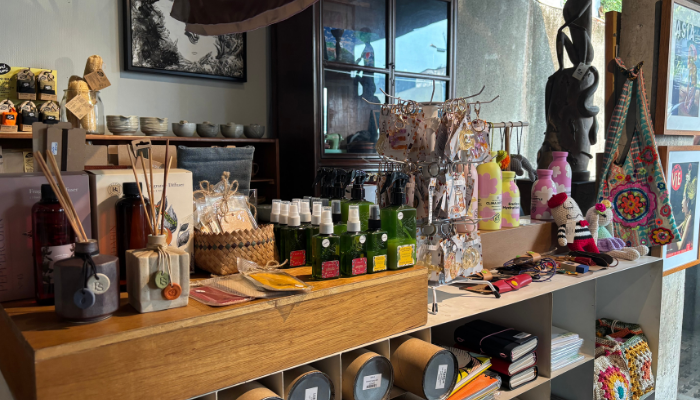 吉祥寺の手芸屋には生地やパーツを扱う店もある