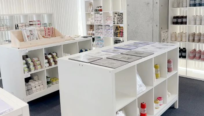 Knit Shelfは編み物スペースのある毛糸専門店